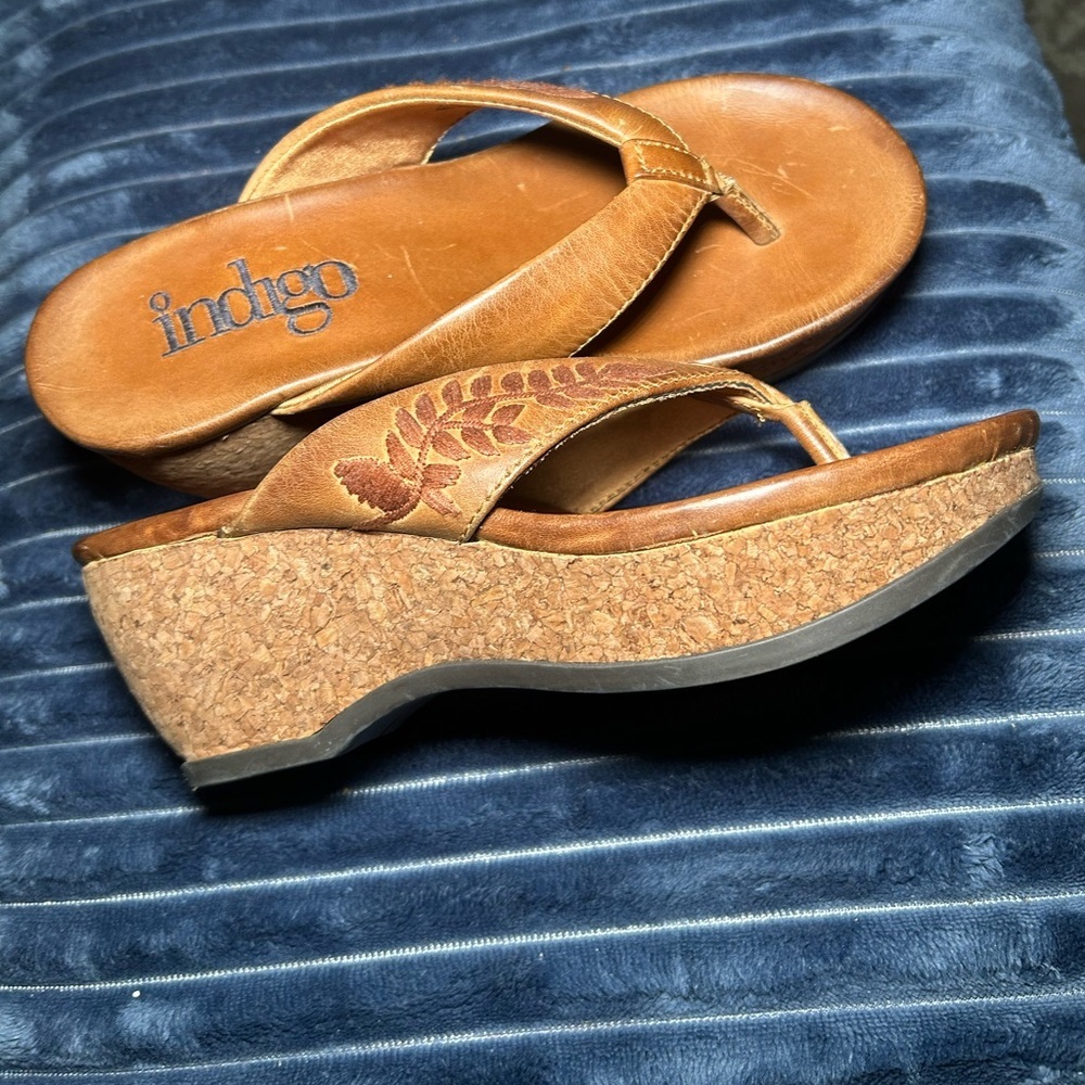 Indigo by Clarkes size 5 leather embroidered floral platform wedge thong shoes - Picture 2 of 8